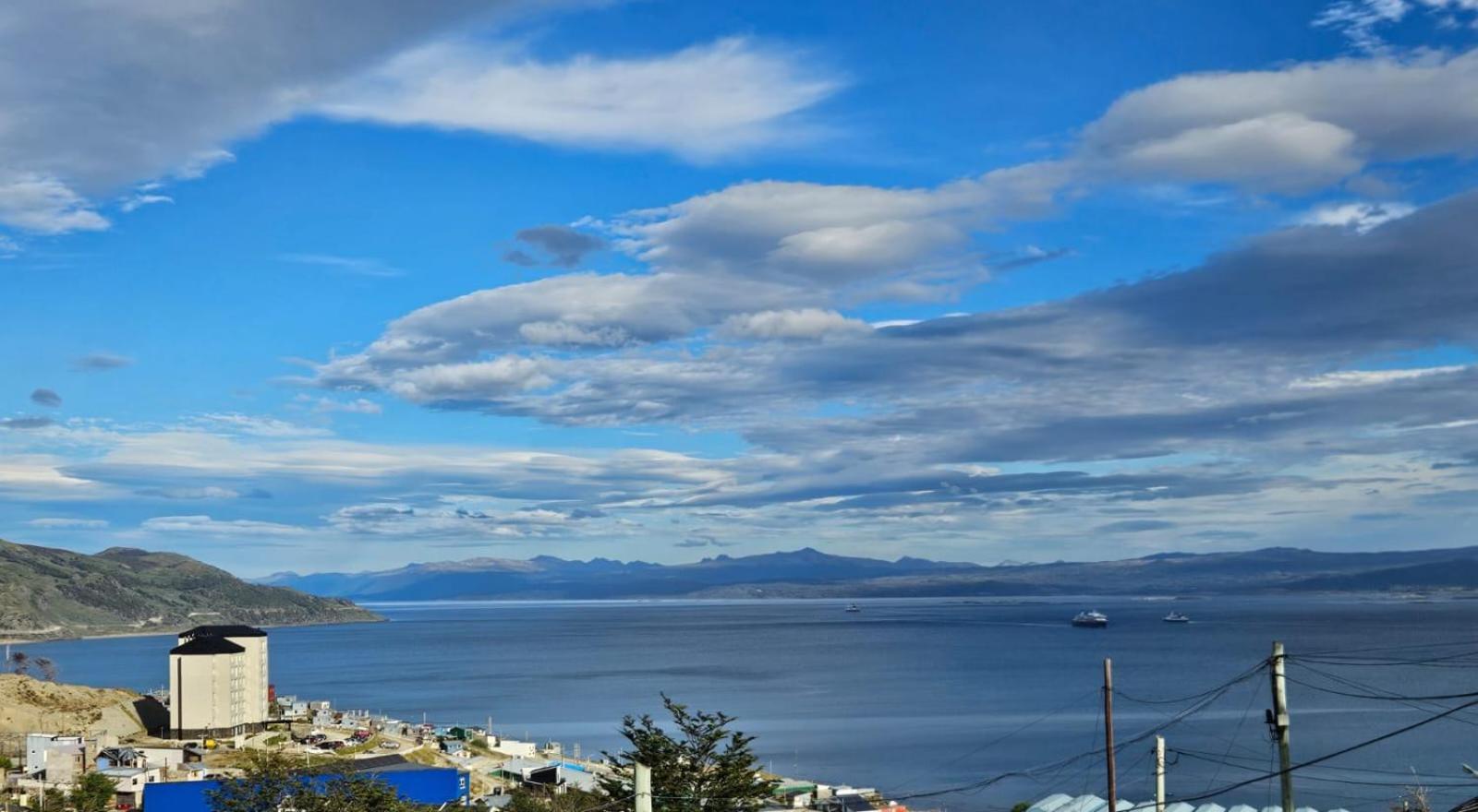 Dpto Amplio Con Vista A La Bahia Apartment Ushuaia Bagian luar foto