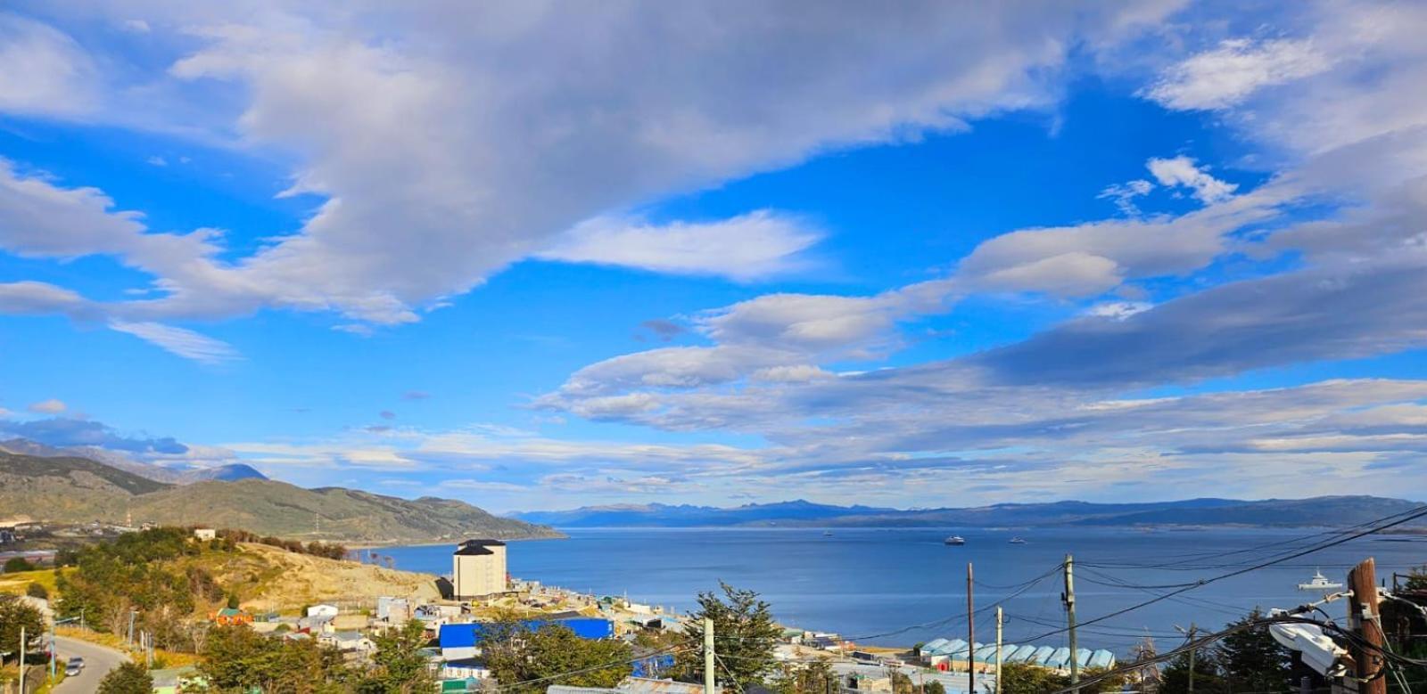Dpto Amplio Con Vista A La Bahia Apartment Ushuaia Bagian luar foto